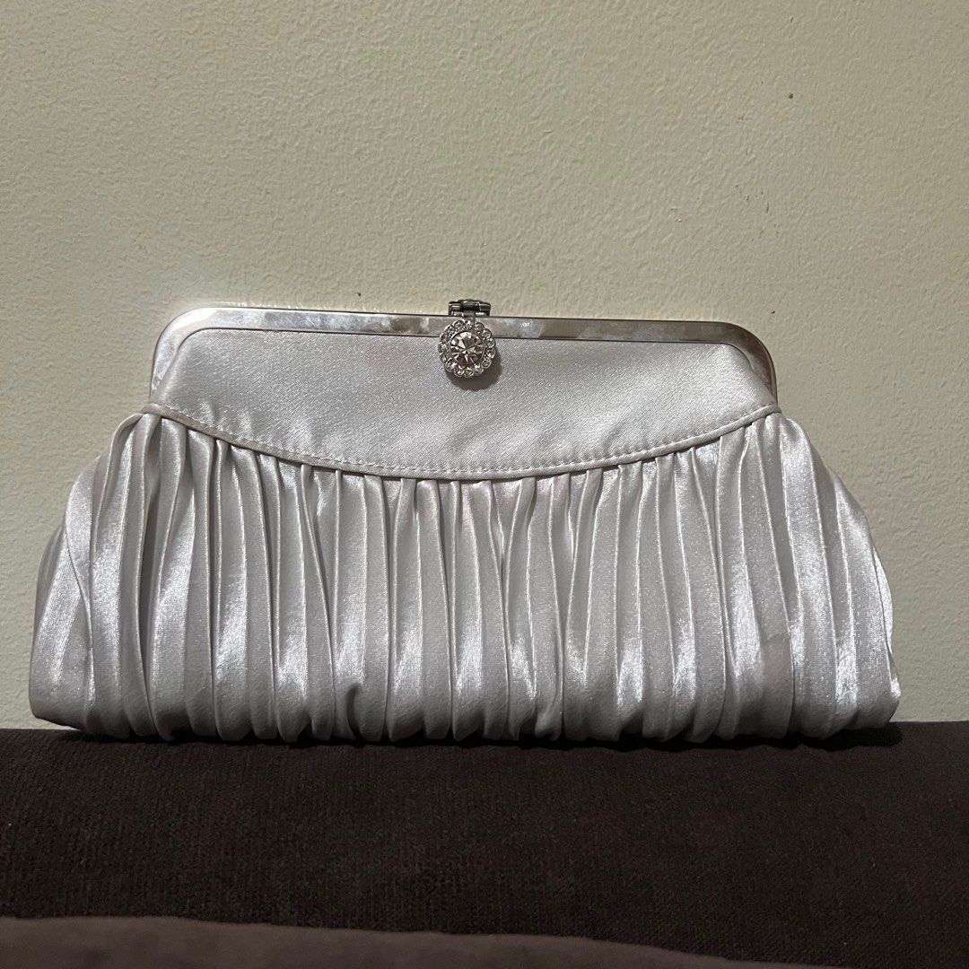 Silver Pleated clutch with removable chain (Category: Clutches) located in Manila. Submitted by shaee__ (Listing ID 1375784506, Image 1). Description: .