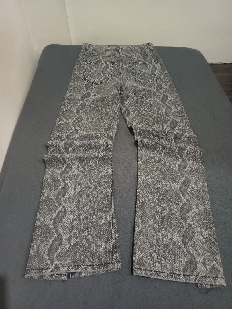 Snake skin jeans with slit (Category: Jeans) located in Malabon City. Submitted by flowstate_rem (Listing ID 1375656877, Image 2). Description: 🚫 not baggy🚫 dimes: Size 28 Length 41 leg opening 8 thighs 10 issue: none.