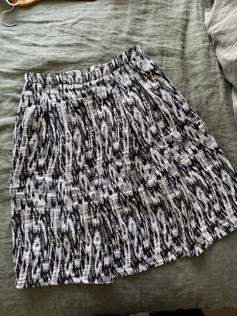 Textured skirt forcast 10 (Category: Women's Clothes) located in Liverpool. Submitted by helenaphan (Listing ID 1375693467, Image 1). Description: Size 10 textured skirt from forcast Zip at back .