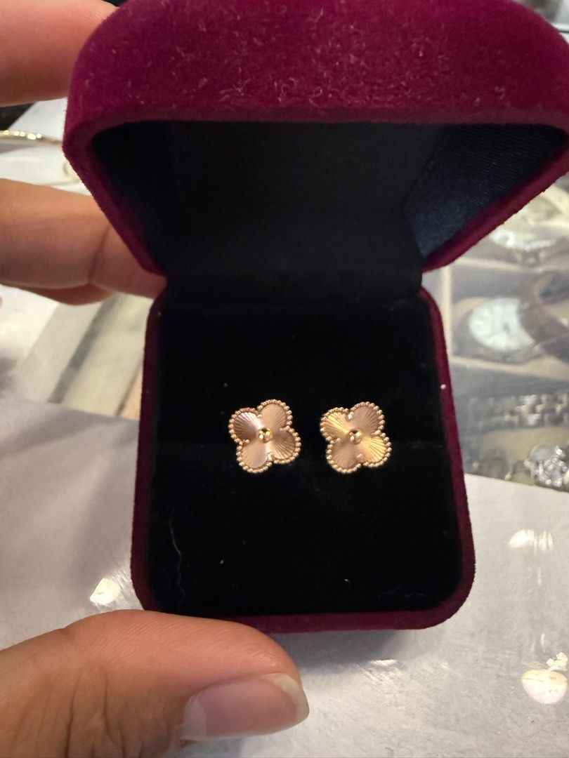 VCA Rosegold Earrings HK setting (Category: Earrings) located in Makati City. Submitted by coolflower.222 (Listing ID 1375683931, Image 3). Description: HK Setting VCA Earrings Rose gold 3.7grams .