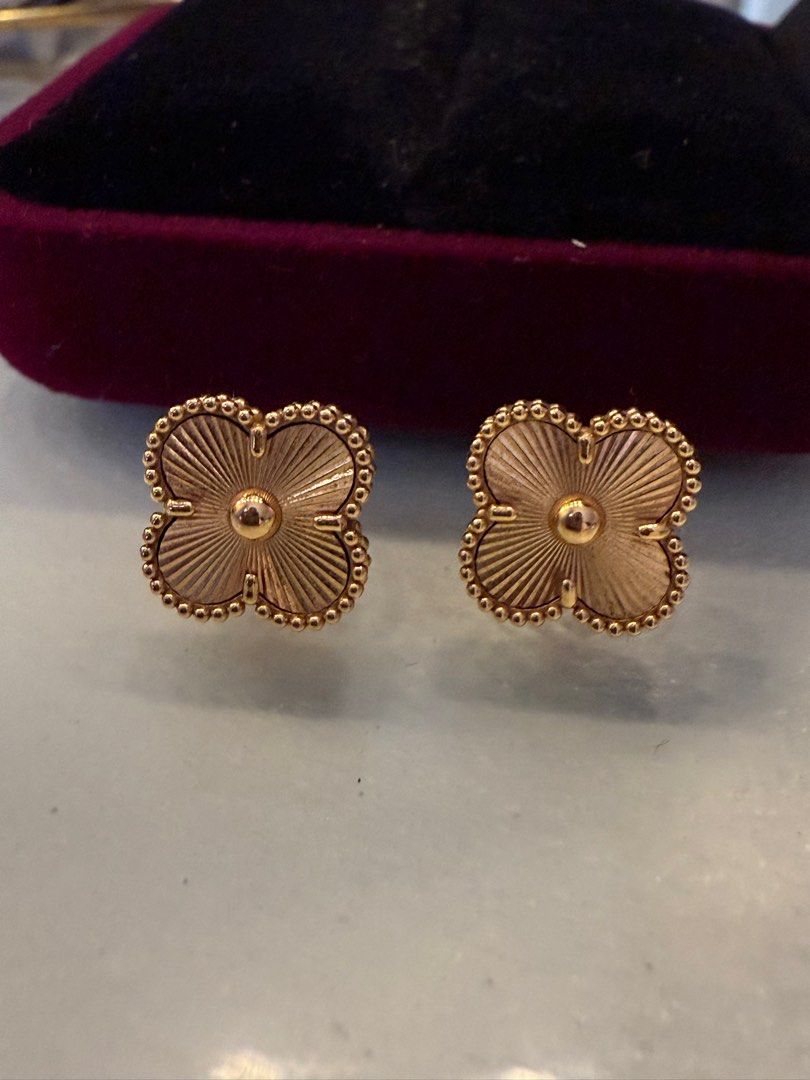 VCA Rosegold Earrings HK setting (Category: Earrings) located in Makati City. Submitted by coolflower.222 (Listing ID 1375683931, Image 1). Description: HK Setting VCA Earrings Rose gold 3.7grams .