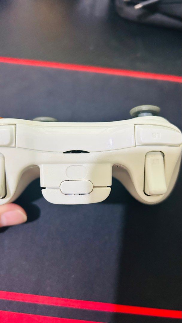 Xbox controller (Category: Controllers) located in Singapore. Submitted by boxster13 (Listing ID 1375746584, Image 2). Description: Still light up when press silver button. Not sure for which series. COD and self collection at Sengkang or Khatib .