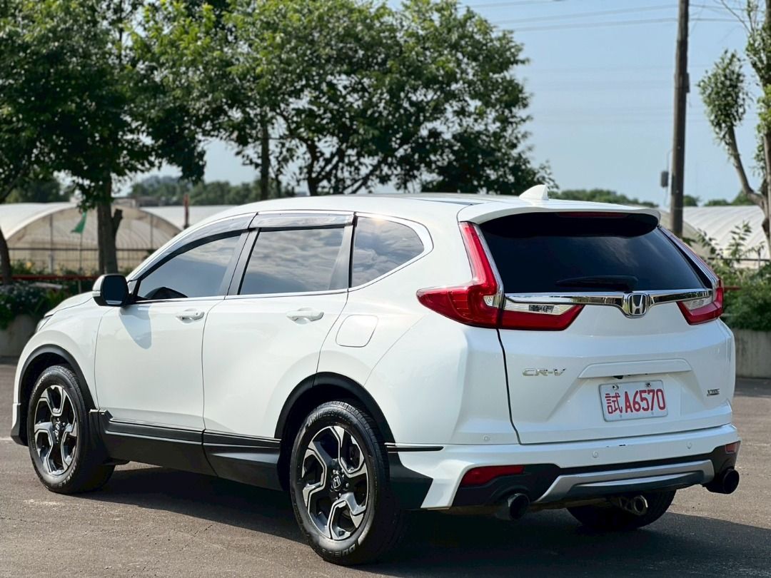 由 rueien2810 (刊登 ID 1372519657，圖片 3) 提交，位於 桃園市 (Taoyuan) 的 2018 Honda CR-V 1.5 vti-s (類別：汽車出售)，說明：【高CP值家庭休旅】 2018年 Honda CRV VTi-S 白色｜原鈑件｜18萬公里｜ 日系神車 Honda CR-V 省油、好開、空間大，家庭代步、通勤長途都很適合！ 重點配備一次到位： ✓ Keyless 免鑰匙啟動＆進入系統 ✓ 雙區恆溫空調＋後座出風口 ✓ 倒車顯影系統＋定速巡航 ✓ 車身動態穩定系統（VSA） ✓ 胎壓偵測系統（TPMS） ✓ 多功能方向盤＋中控螢幕 ✓ LED 日行燈＋17 吋鋁圈 ✓ 原廠安全氣囊齊全（雙前＋側＋氣簾） 車況透明，買得放心： ● 原鈑件、無重大事故 ● 引擎順、變速箱平順、底盤無異音 ● 車內乾淨無異味 價格誠意釋出：52.8萬（價格可談，現場看車再優惠） 第三方車況鑑定／履約保證 舊換新也沒問題，高價估車 私訊我，立刻安排賞車！。