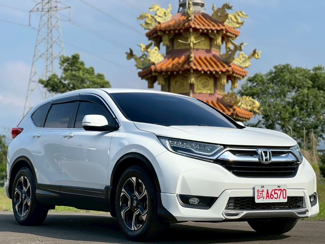 由 rueien2810 (刊登 ID 1372519657，圖片 1) 提交，位於 桃園市 (Taoyuan) 的 2018 Honda CR-V 1.5 vti-s (類別：汽車出售)，說明：【高CP值家庭休旅】 2018年 Honda CRV VTi-S 白色｜原鈑件｜18萬公里｜ 日系神車 Honda CR-V 省油、好開、空間大，家庭代步、通勤長途都很適合！ 重點配備一次到位： ✓ Keyless 免鑰匙啟動＆進入系統 ✓ 雙區恆溫空調＋後座出風口 ✓ 倒車顯影系統＋定速巡航 ✓ 車身動態穩定系統（VSA） ✓ 胎壓偵測系統（TPMS） ✓ 多功能方向盤＋中控螢幕 ✓ LED 日行燈＋17 吋鋁圈 ✓ 原廠安全氣囊齊全（雙前＋側＋氣簾） 車況透明，買得放心： ● 原鈑件、無重大事故 ● 引擎順、變速箱平順、底盤無異音 ● 車內乾淨無異味 價格誠意釋出：52.8萬（價格可談，現場看車再優惠） 第三方車況鑑定／履約保證 舊換新也沒問題，高價估車 私訊我，立刻安排賞車！。