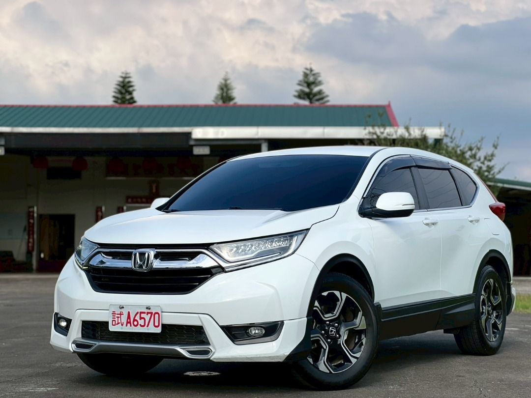 由 rueien2810 (刊登 ID 1372519657，圖片 2) 提交，位於 桃園市 (Taoyuan) 的 2018 Honda CR-V 1.5 vti-s (類別：汽車出售)，說明：【高CP值家庭休旅】 2018年 Honda CRV VTi-S 白色｜原鈑件｜18萬公里｜ 日系神車 Honda CR-V 省油、好開、空間大，家庭代步、通勤長途都很適合！ 重點配備一次到位： ✓ Keyless 免鑰匙啟動＆進入系統 ✓ 雙區恆溫空調＋後座出風口 ✓ 倒車顯影系統＋定速巡航 ✓ 車身動態穩定系統（VSA） ✓ 胎壓偵測系統（TPMS） ✓ 多功能方向盤＋中控螢幕 ✓ LED 日行燈＋17 吋鋁圈 ✓ 原廠安全氣囊齊全（雙前＋側＋氣簾） 車況透明，買得放心： ● 原鈑件、無重大事故 ● 引擎順、變速箱平順、底盤無異音 ● 車內乾淨無異味 價格誠意釋出：52.8萬（價格可談，現場看車再優惠） 第三方車況鑑定／履約保證 舊換新也沒問題，高價估車 私訊我，立刻安排賞車！。