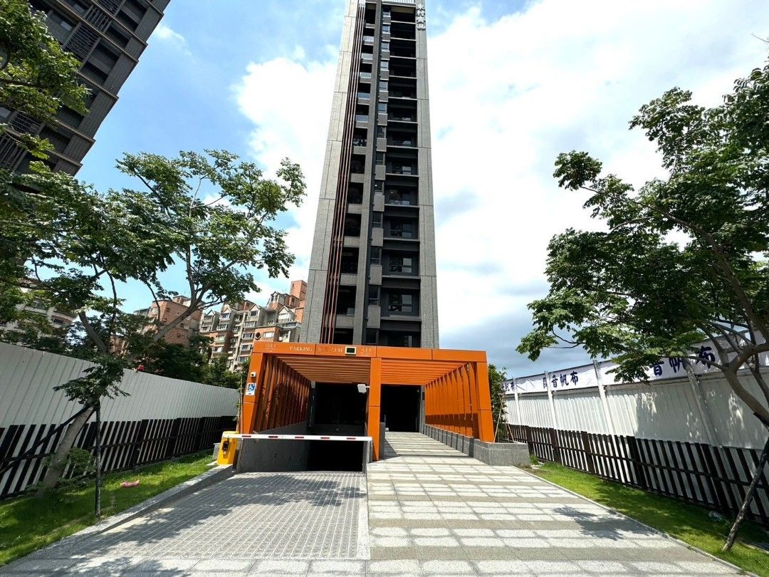 由 mack1103 (刊登 ID 1372605002，圖片 1) 提交，位於 新北市 (New Taipei) 的 新北市三重區 東村齊品新屋三房車 (類別：房屋出售)，說明：東村齊品新屋三房車 特色： 👍.前後陽台邊間高樓層 👍一層兩戶，戶數單純 👍.24小時保全物業管理 👍.格局方正景觀美 歡迎看屋 專人服務 0938／685／363 鄭先生 類型：大樓 地址：三重區成功二街 總價：3188萬 屋齡：4個月 格局：3房2廳2衛 總坪：43.13坪 主建物：19.78坪 陽台：2.23坪 雨遮：3.69坪 公設：17.41坪 地坪：8.46坪 樓層：14樓/14樓 車位：坡道機械 台灣房屋三重重陽特許加盟店 建帝不動產經紀有限公司 不動產經紀人： 汪春燕 (104)桃市經字第000604號 地址：新北市三重區重陽路三段5巷22號。