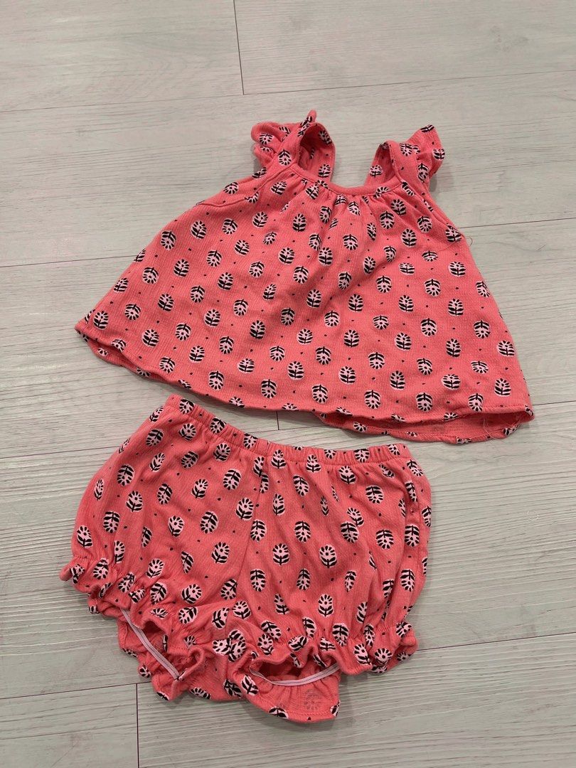 由 sophia0717 (刊登 ID 1372645241，圖片 1) 提交，位於 桃園市 (Taoyuan) 的 《幾乎全新》泰國購入 粉色吊帶套裝 (類別：嬰兒及兒童流行時尚)，說明：狀況幾乎全新 尺寸：2/2T。