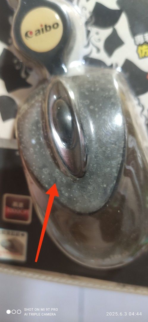 由 lkkk567 (刊登 ID 1372661414，圖片 2) 提交，位於 台中市 (Taichung) 的 全新未拆 庫存伸縮拉線滑鼠 瑕疵 (類別：電腦滑鼠及相關產品)，說明：全新未拆 庫存伸縮拉線滑鼠 瑕疵 東西如圖，全新未拆塑膠封住，無法打開看，售出不退換， 早期皮革塗層，應該是變質，變成黏黏， 處理方式，小蘇打粉+水，擦拭可去除黏黏的皮革。