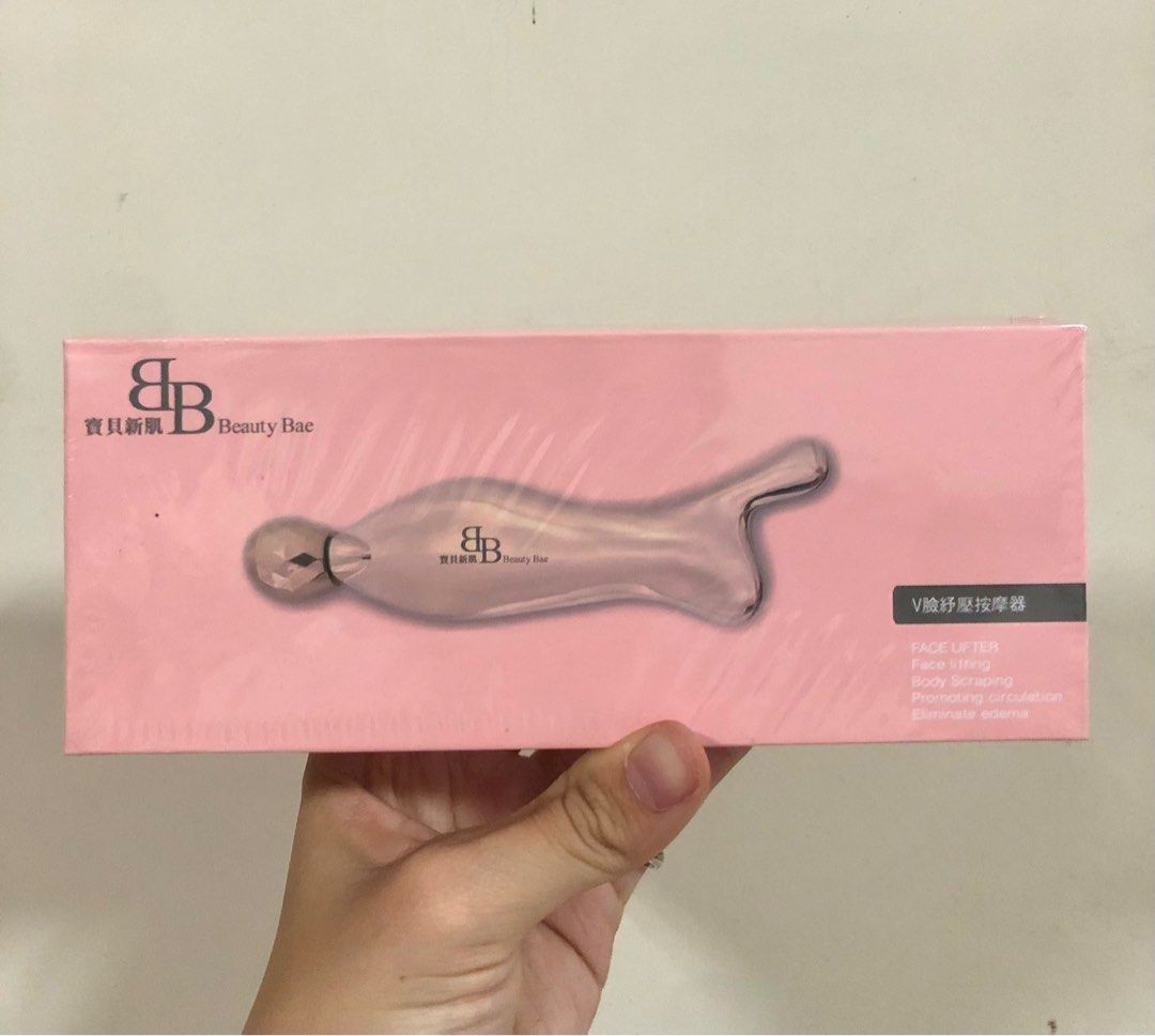 由 sandy_110231 (刊登 ID 1372568659，圖片 1) 提交，位於 彰化縣 (Changhua) 的 寶貝新肌舒壓按摩器 （玫瑰金）瘦臉刮痧刮板 多功能美容儀 瘦臉神器 拉提按摩器 保養 臉部按摩 V臉按摩 (類別：按摩紓緩用品)，說明：🌟全新～未拆封～有三組 原價買$680 家人用不到便宜出售給需要的人～。