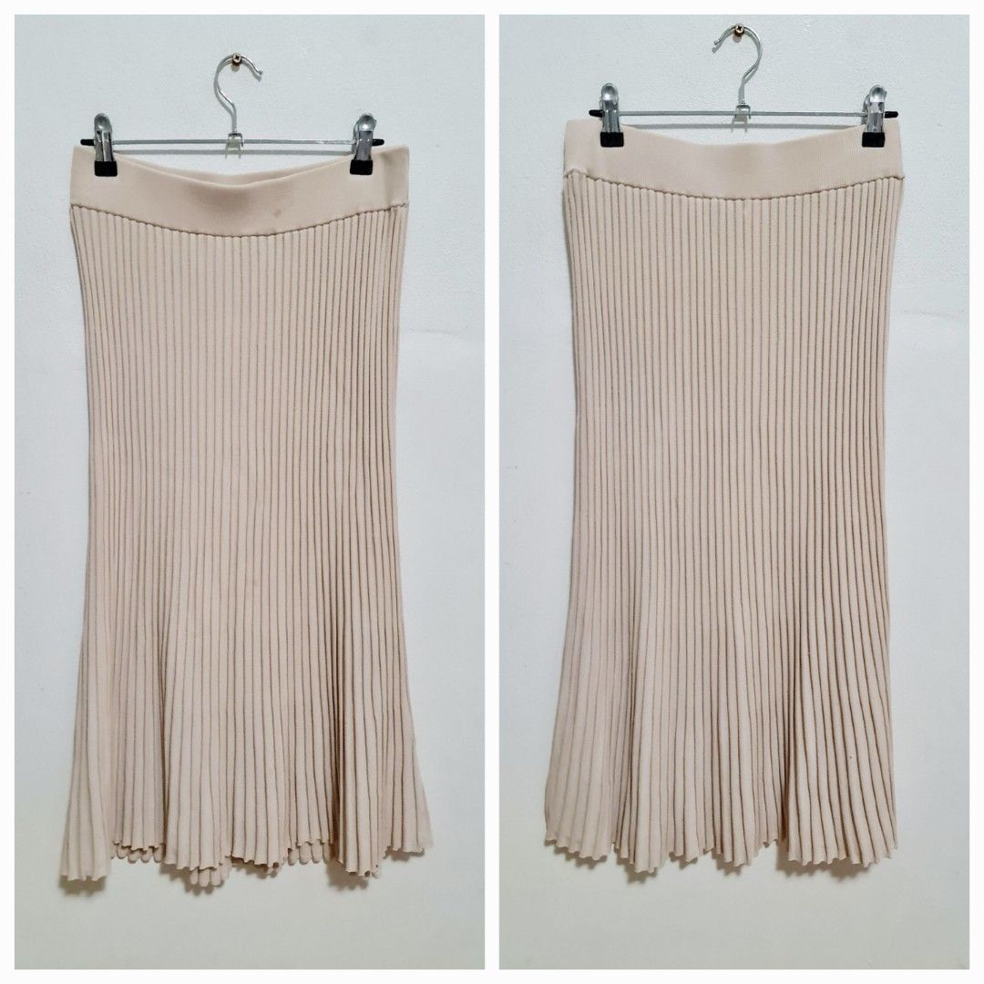 Atmos&Here Pleated Midi Knit Skirt(Size 10) (Category: Women's Clothes) located in Sydney. Submitted by desirably (Listing ID 1372656635, Image 1). Description: Atmos&Here Pleated Midi Knit Skirt(Size 10) for $20. Worn lightly&in good condition except 2 minor stains on the front(see last pic). Very thick and versatile knit, keeps you warm whilst looking chic! Pick up from Marrickville. Pls feel free to check out my other listings..