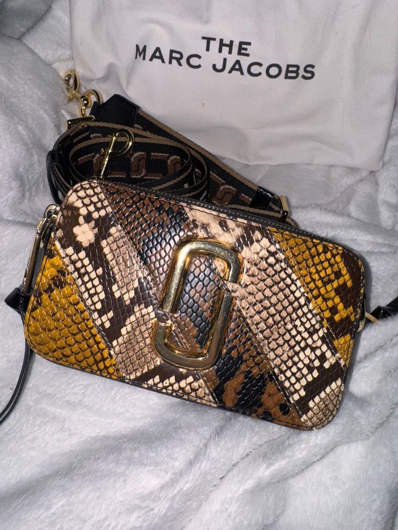 Auth Marc Jacobs Snapshot (Category: Luxury Bags & Wallets) located in Muntinlupa City. Submitted by poisesandthings (Listing ID 1372488693, Image 2). Description: Authentic Marc Jacobs Snapshot With minor scratches sa logo Comes with original dustbag Bought in Osaka, Japan 💌 DM your offer Slightly nego RFS: Decluttering.