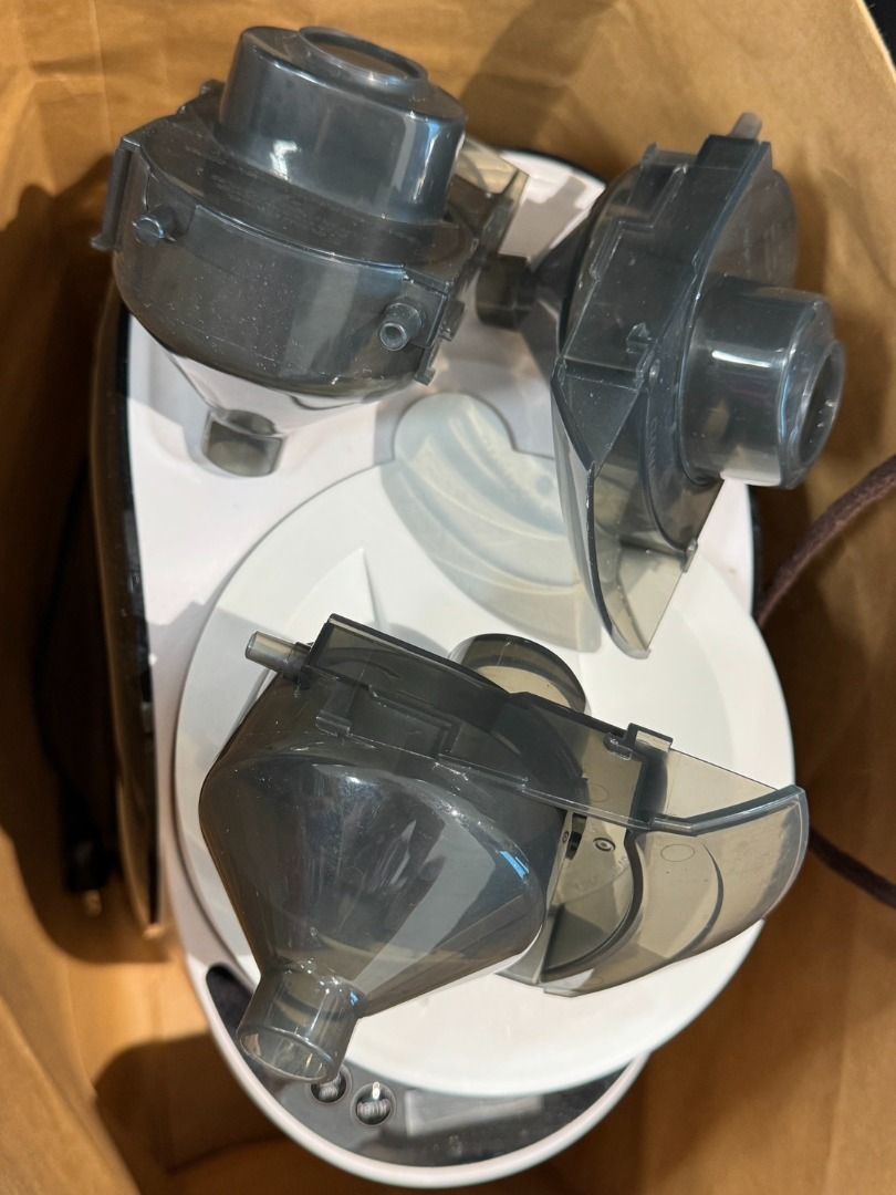 由 bessie.323 (刊登 ID 1372512047，圖片 3) 提交，位於 台北市 (Taipei) 的 babybrezza 電動泡奶機 (類別：母乳及奶瓶)，說明：新舊如圖，沒有附原裝奶瓶 產品詳細介紹請參考 https://www.babybrezza.com.tw/formulaproadvanced。