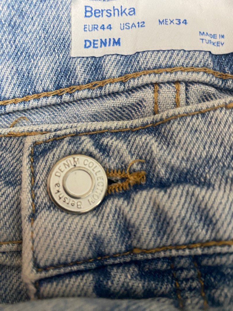 Bershka Baggy Lightwashed (Category: Jeans) located in Manila. Submitted by draco19 (Listing ID 1372631526, Image 2). Description: 36x40-41 Leg ope 11 Sobrang Baggy neto Rfs: Decluterring Bacoor loc.