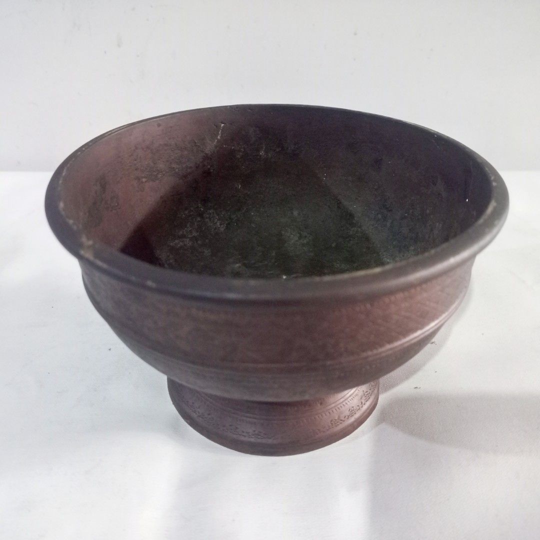 Bokor Bali Kuningan Kuno Full Ukir Halus Detail Cantik • Vintage Display Bowl (Kategori: Pajangan Antik) berada di Depok. Dikirim oleh ababeniture (ID iklan 1372525033, Gambar 3). Deskripsi: INFORMASI • Bahan: kuningan kuno • Dengan detail full ukir halus khas Asia • Ukuran dalam Centimeter - Tinggi keseluruhan: 9,5 - Diameter atas: 15 - Diameter bawah: 9 • Berat: 528 gram KONDISI Meski merupakan barang PERNAH DIPUNYAI, tapi masih layak digunakan