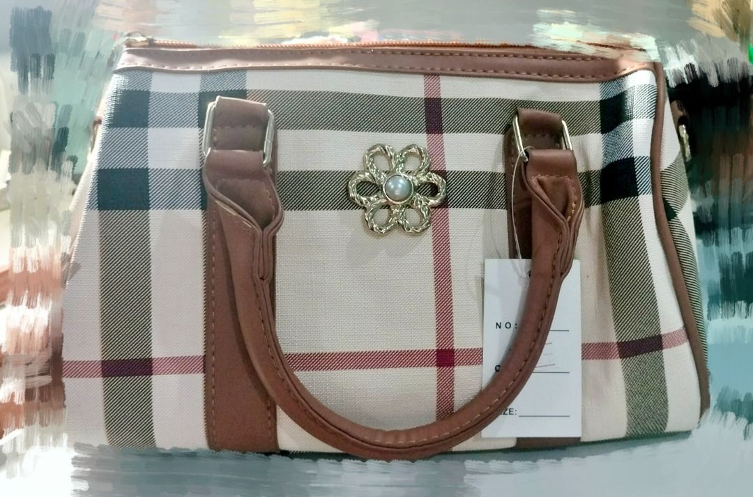 BRAND NEW || Karen Lee (Category: Shoulder Bags) located in Manila. Submitted by rinroo (Listing ID 1372640402, Image 2). Description: RFS: decluttering BRAND NEW Karen Lee Shoulder Bag Handbag Size: L: 7.5" W: 11" Base: 5.7" -gold zipper and hardware - material: hard leather - pu leather straps - inner lining -inner pocket - inner zipper pocket can fit: phone, medium/long wallet, small umbrella PLEASE DO NOT ASK for more pics and please be kind 