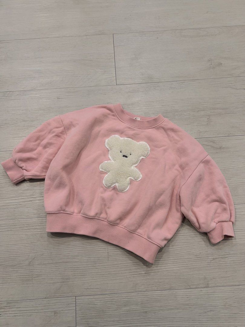 由 sophia0717 (刊登 ID 1372645395，圖片 1) 提交，位於 桃園市 (Taoyuan) 的 《二手品》正韓Buttercup粉色毛絨熊帽T (類別：嬰兒及兒童流行時尚)，說明：狀況良好 尺寸：XS（85-95公分） 僅穿過幾次 毛絨部分有些許棉感 。