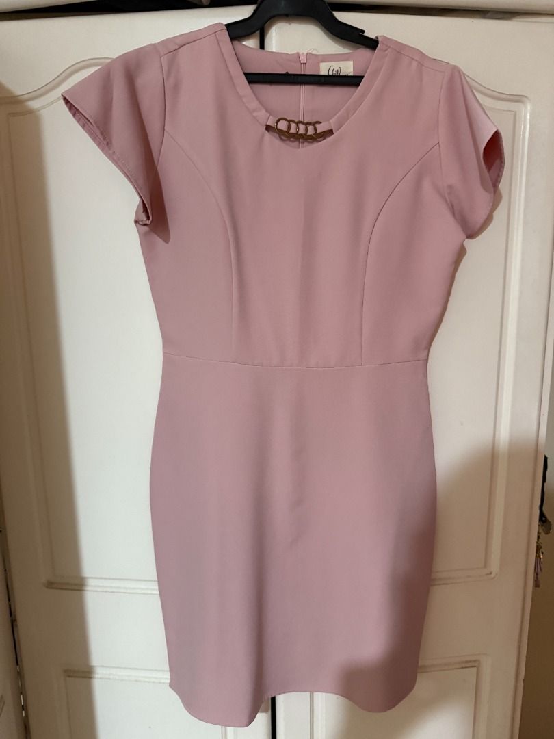 Chill Pink Dress Size 18 (Category: Dresses) located in Dasmarinas. Submitted by cess_declutters (Listing ID 1372498925, Image 1). Description: Fits Medium, Used Once Bought from SM Dept. Store No returns/exchange Payment first (GCash / GoTyme) Shipping shouldered by buyer J&T / Lalamove Can do meetups around dasma/silang if bulk order 📍Dasmariñas, Cavite .