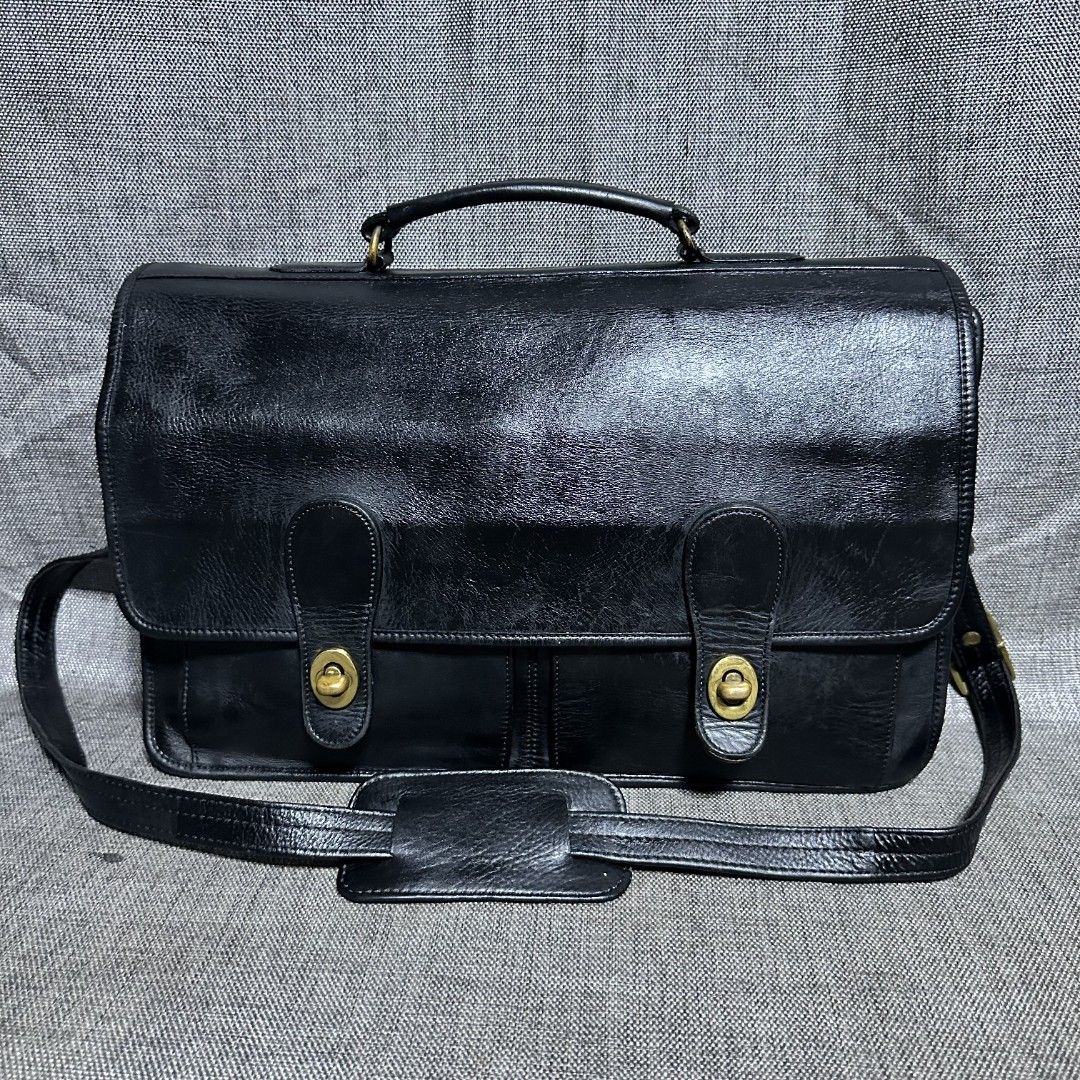 Coach document bag (Category: Luxury Bags & Wallets) located in Manila. Submitted by greyinfash06839 (Listing ID 1372626876, Image 1). Description: 🤍Item: Coach document bag 🤍Brand: Coach 🤍Matirial: Leather 🤍Quality: 🤍color: Black 🤍Size: Large 🤍Dimension. H: 10 L: 16 W: 4 🤍Sex: For Men 🤍Issue: Sign of use 🤍Condition Rate: 8/10 🤍Other info:.