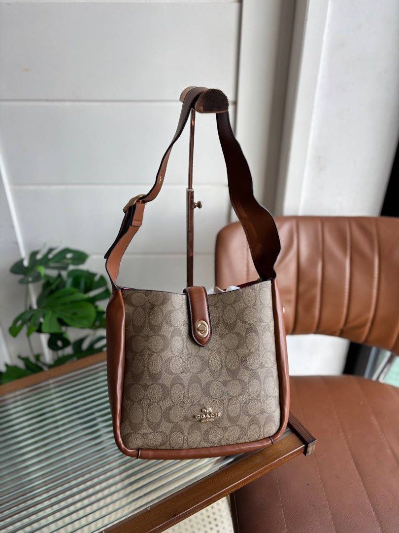 Coach Hadley (Category: Luxury Bags & Wallets) located in Candelaria. Submitted by pinkykeenshop (Listing ID 1372658288, Image 1). Description: .