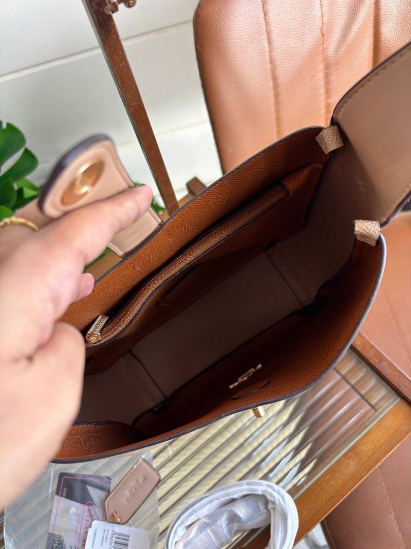 Coach Hadley (Category: Luxury Bags & Wallets) located in Candelaria. Submitted by pinkykeenshop (Listing ID 1372658288, Image 3). Description: .