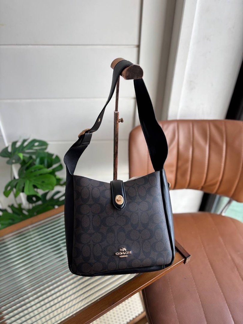 Coach Hadley (Category: Luxury Bags & Wallets) located in Candelaria. Submitted by pinkykeenshop (Listing ID 1372658324, Image 1). Description: .