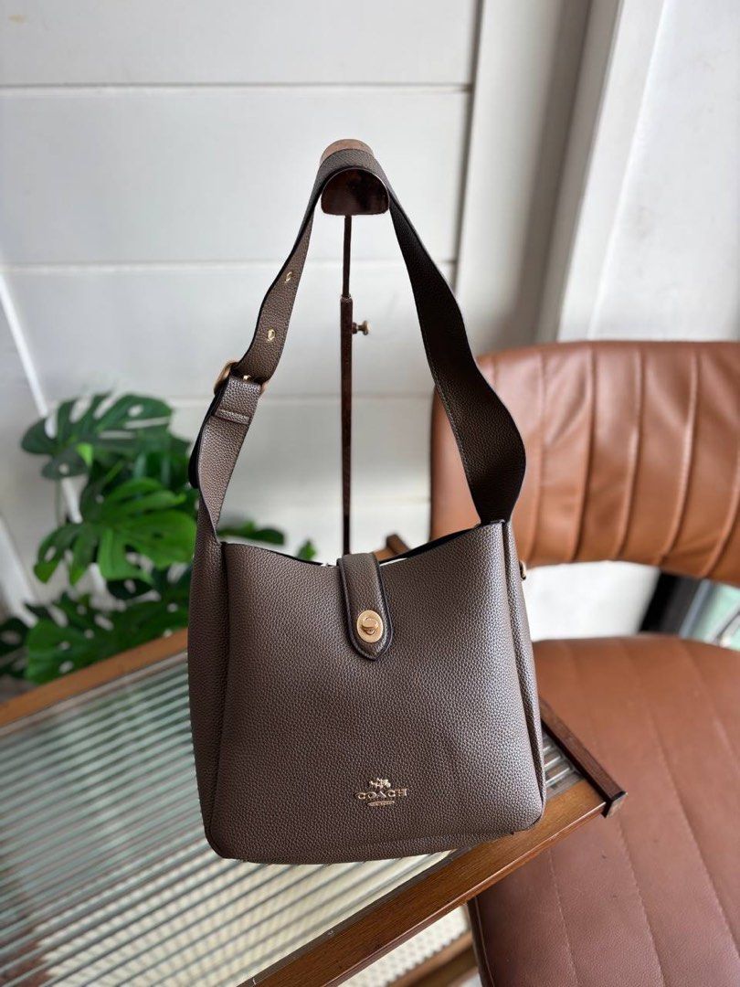Coach Hadley (Category: Luxury Bags & Wallets) located in Candelaria. Submitted by pinkykeenshop (Listing ID 1372658340, Image 1). Description: .