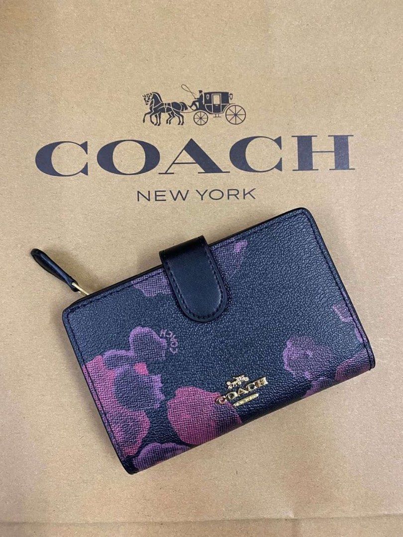Coach Medium Corner Zip Wallet (Category: Luxury Bags & Wallets) located in Candelaria. Submitted by pinkykeenshop (Listing ID 1372547276, Image 1). Description: .