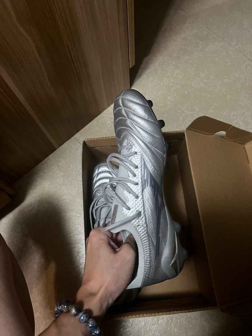 Football boot （分類：運動與體育 - 球拍和球類運動）位於 Hong Kong。 由 dhsjsncbdjsnx 提交（商品編號 1372614576，圖片 3）。簡介： Morelia neo IV8 elite，us 9.5 ，wear once only (swear to god ) ，buy in Bootmaster。