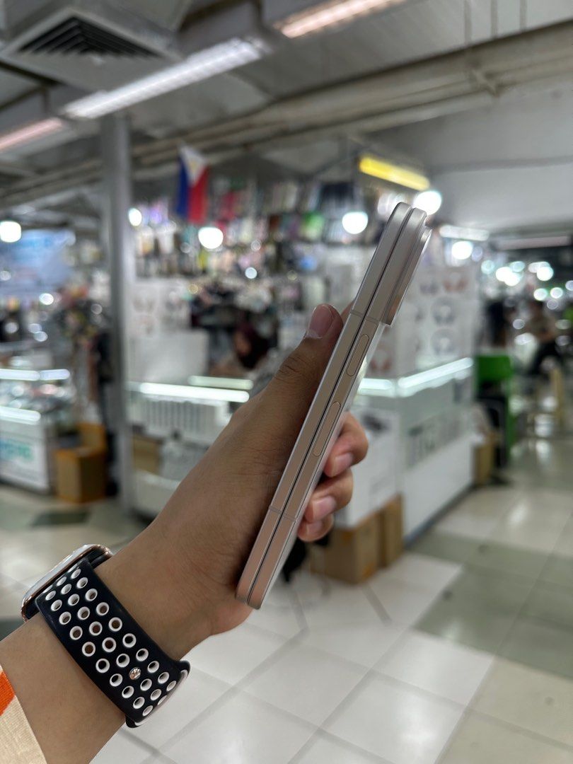 Google Pixel 9 Pro Fold 256GB Factory Unlock No Issue Secondhand (Category: Google Pixel) located in Pasig City. Submitted by FarAndRayShop (Listing ID 1372512088, Image 2). Description: OPEN FOR SWAP/SELLING/BUYING (RFS: Buy and Sell) Price: 65,999 Google Pixel 9 Pro Fold •256GB •Factory Unlock •NO HIDDEN ISSUES •TEST TO SAWA •Authentic Phone Physical store in Greenhills Shopping Center XC-07 Stall Number Look For Rayray Or Anika NO CASH INSTALL