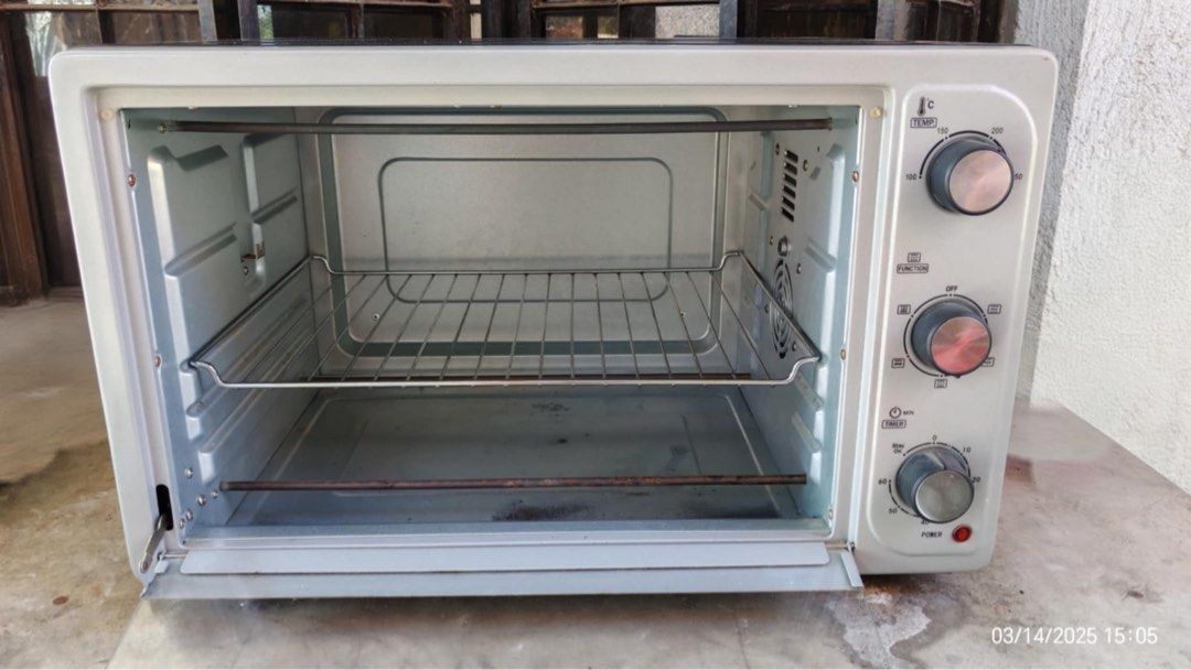 Hanabishi Oven (Category: Ovens & Toasters) located in Calamba. Submitted by duckboy_03 (Listing ID 1372480943, Image 3). Description: 45 to 60 Liters Slightly Used No Box Free Cupcake Tray 2 Pcs LP: 7k Location: Calamba Laguna Free Delivery within the area!!! .