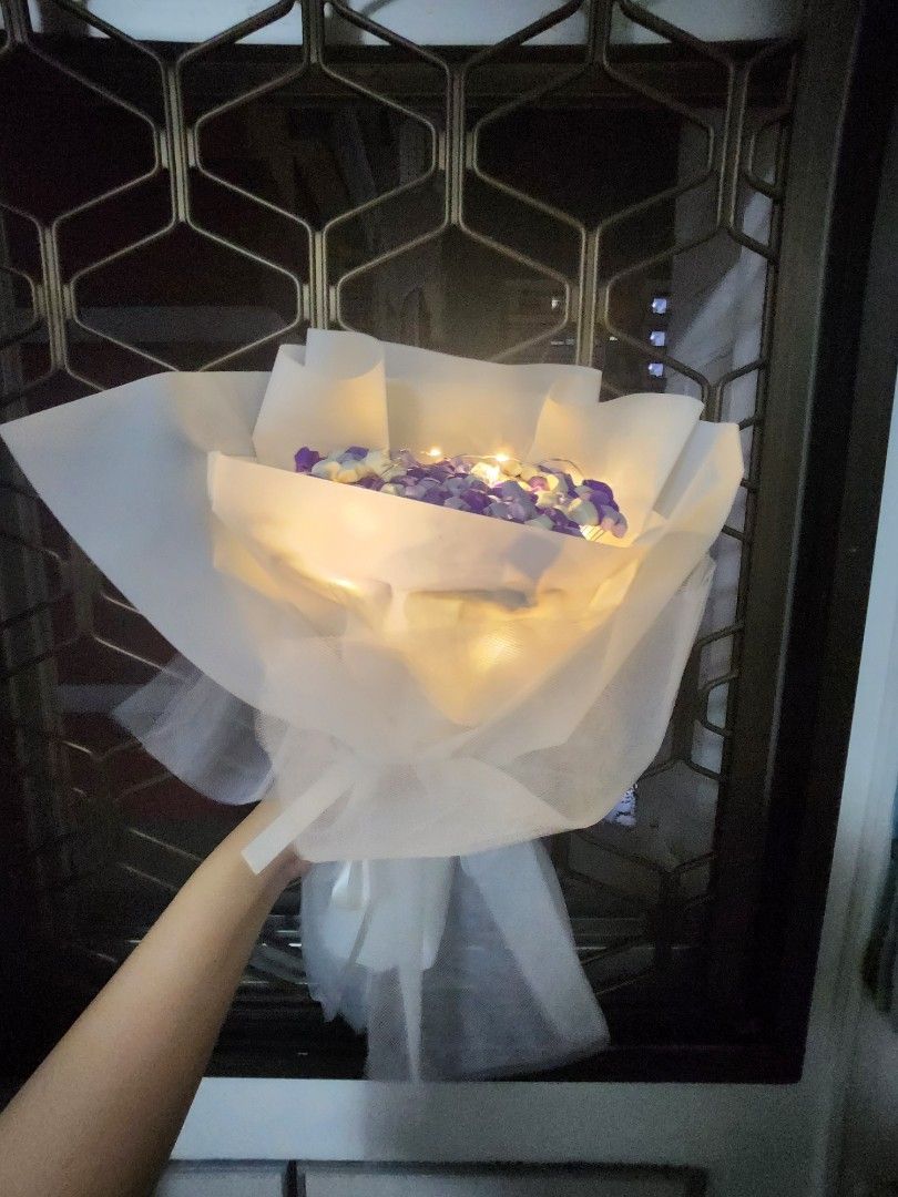 Handmade flower bouquet (Category: Handmade Craft) located in Singapore. Submitted by zoey777777 (Listing ID 1372534986, Image 2). Description: it's brand-new you can give it to your partner or anybody, selling it since I don't have use for it anymore -comes with light and boquet bag.