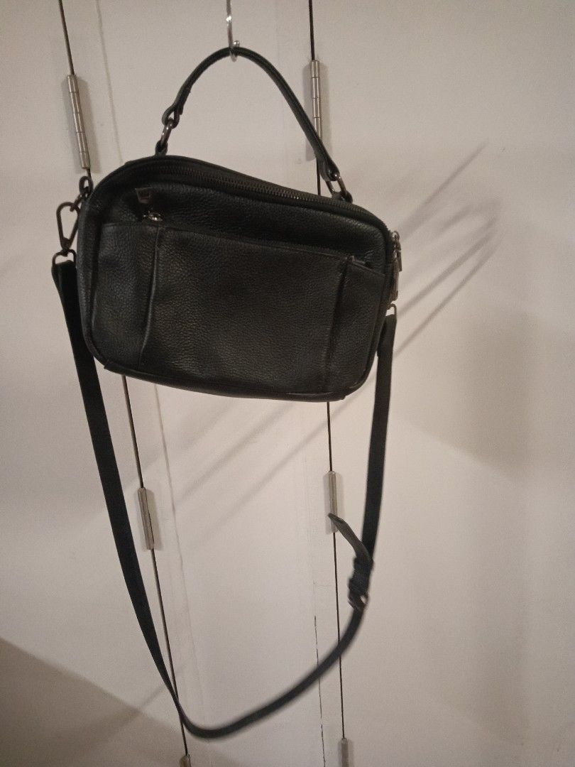 Jon Louis women's bag (Category: Bags & Wallets) located in Singapore. Submitted by azmanharun571 (Listing ID 1372619763, Image 2). Description: .