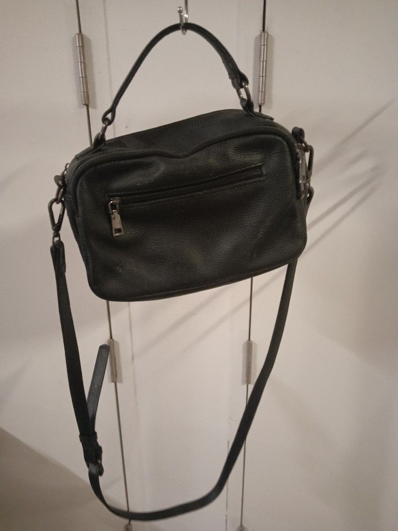 Jon Louis women's bag (Category: Bags & Wallets) located in Singapore. Submitted by azmanharun571 (Listing ID 1372619763, Image 1). Description: .