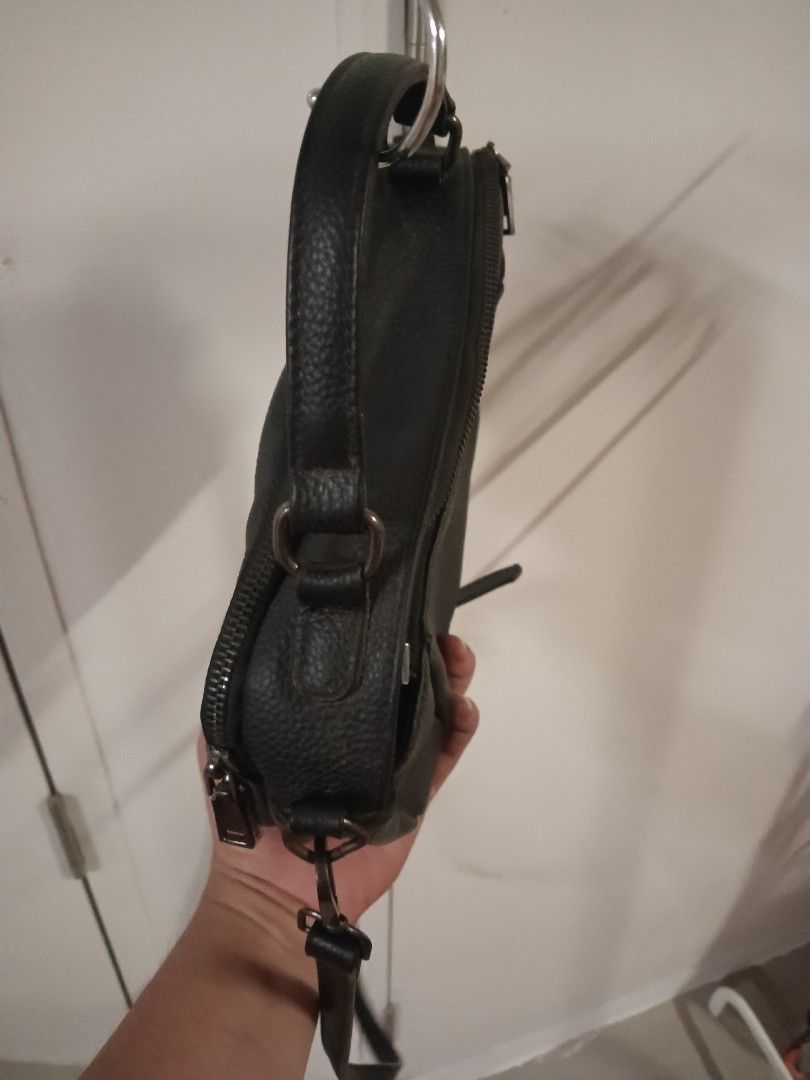 Jon Louis women's bag (Category: Bags & Wallets) located in Singapore. Submitted by azmanharun571 (Listing ID 1372619763, Image 3). Description: .