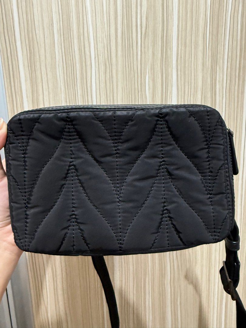 Kate Spade Ellie double zip camera bag (Category: Luxury Bags & Wallets) located in Pasig City. Submitted by abbyrds (Listing ID 1372588234, Image 3). Description: Authentic Kate Spade Black with slight fading on top part Excellent used condition .