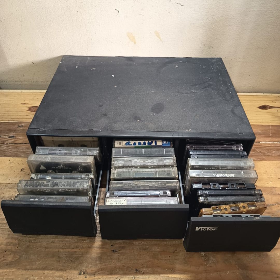 Laci tempat kaset bonus 30 kaset lama (Kategori: Vintage & Antik - Lainnya) berada di Tangerang. Dikirim oleh rita_okta (ID iklan 1372541373, Gambar 1). Deskripsi: Laci tempat kaset bonus 30 kaset lama, ada yang asli ada juga yang copy, kondisi kasetnya tidak tahu karena sudah lama tidak diputar COD : Pondok Aren Tangerang Selatan .