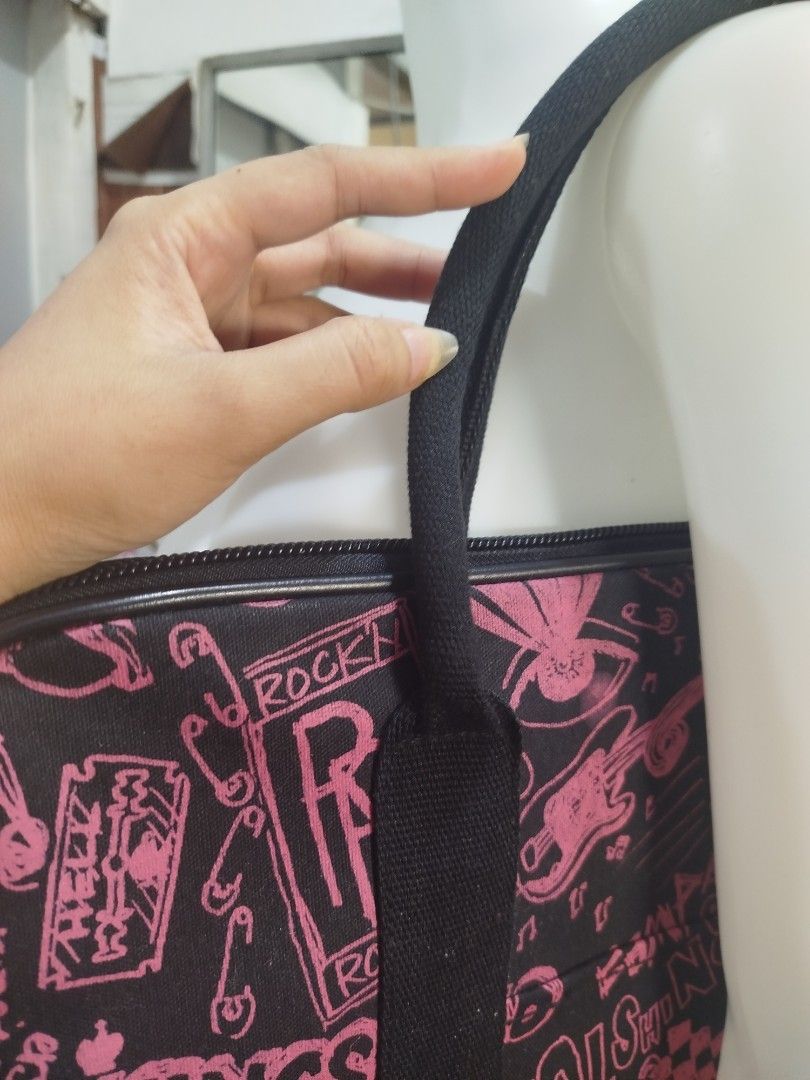 Laptop / notebook structured maleta bag (Category: Laptop Bags & Sleeves) located in Mandaluyong City. Submitted by supersale_mnl (Listing ID 1372620896, Image 2). Description: never used structured bag and structured handle makapal tela for laptops/on top of maleta bag.