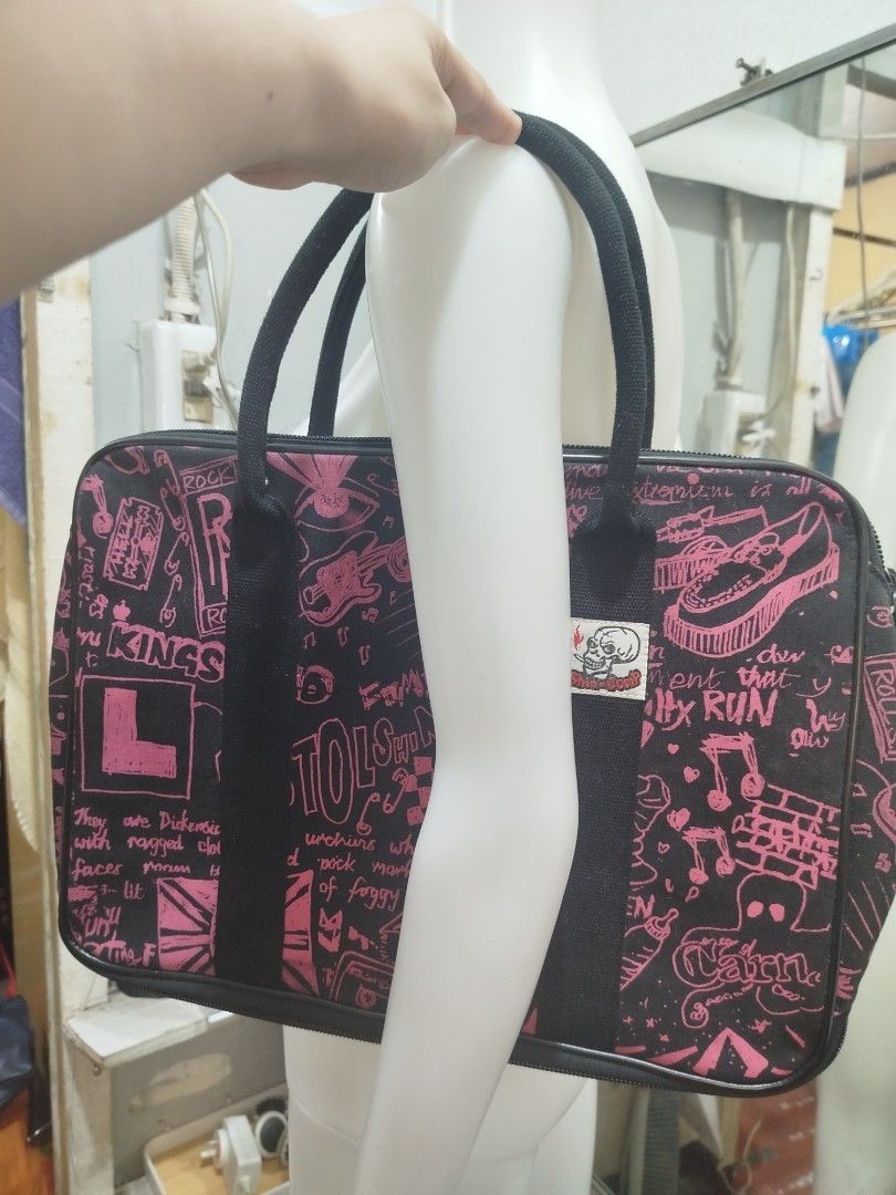 Laptop / notebook structured maleta bag (Category: Laptop Bags & Sleeves) located in Mandaluyong City. Submitted by supersale_mnl (Listing ID 1372620896, Image 1). Description: never used structured bag and structured handle makapal tela for laptops/on top of maleta bag.