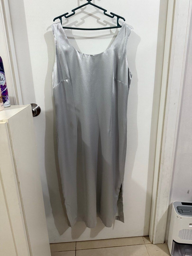 Long Gown Dress Silver (Australia) (Category: Dresses) located in Taguig. Submitted by rae_jp (Listing ID 1372472073, Image 1). Description: Long silver gown Bought in Australia Worth 10K at the time (You can still see other luxury brands sell this at 10k) Worn once for an event and stored away Fabric: Silk Tag is 16, fits up to 40inch bust Quality is superb!! Lambot ng tela. Hindi mainit. Pwede for wedding parties You can style this with leather