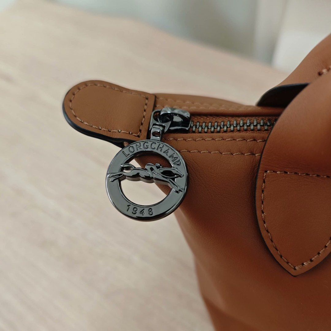 Longchamp (Category: Bags & Wallets) located in Singapore. Submitted by woodlandsadmiralty (Listing ID 1372577426, Image 3). Description: Longchamp Le Pliage 7Cowhide Bags Handbags Crossbody Bags.