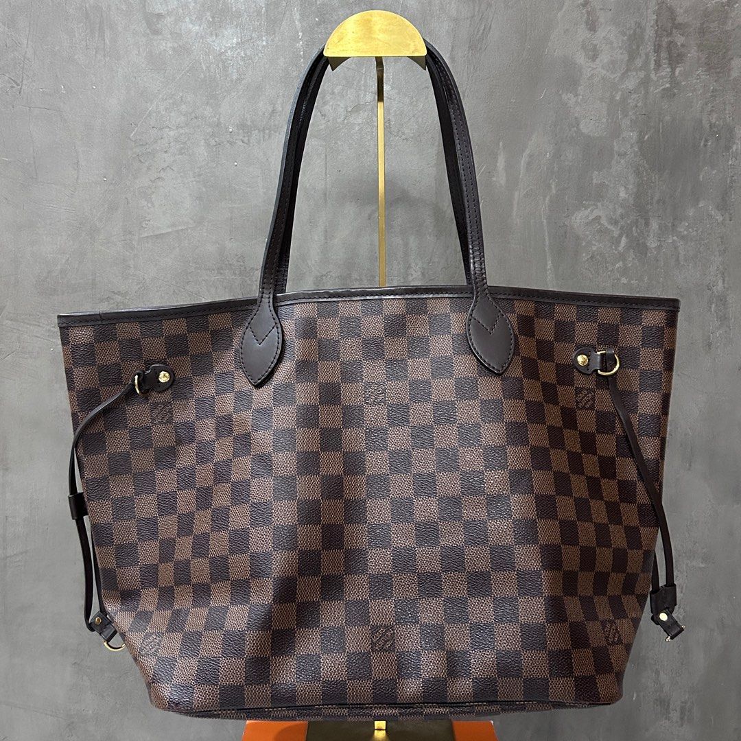 LOUIS VUITTON ( NEVERFULL MM MONOGRAM CANVAS ) (Category: Luxury Bags & Wallets) located in Pasig City. Submitted by razzelsadicon_snow27 (Listing ID 1372557734, Image 1). Description: AUTHENTIC 100% Bag only ( pouch not included ) W/ dustbag and box .