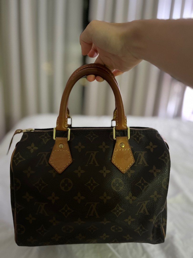 Pre-loved Louis Vuitton Speedy 25 Monogram (Category: Bags & Wallets) located in Singapore. Submitted by jj9911 (Listing ID 1372632345, Image 1). Description: Letting go of my Louis Vuitton Speedy 25 in Monogram Canvas. Classic and timeless piece with patina on the handles that adds character. Comes with the original LV dust bag and functioning lock (key included)..