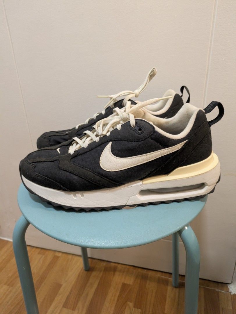 Nike Air Max Dawn (Category: Sneakers) located in Mandaluyong City. Submitted by cmsm030587 (Listing ID 1372586379, Image 3). Description: Nike Air Max Dawn Size 9 US Mens Shoes Only Condition 8/10 Rfs: declutter.