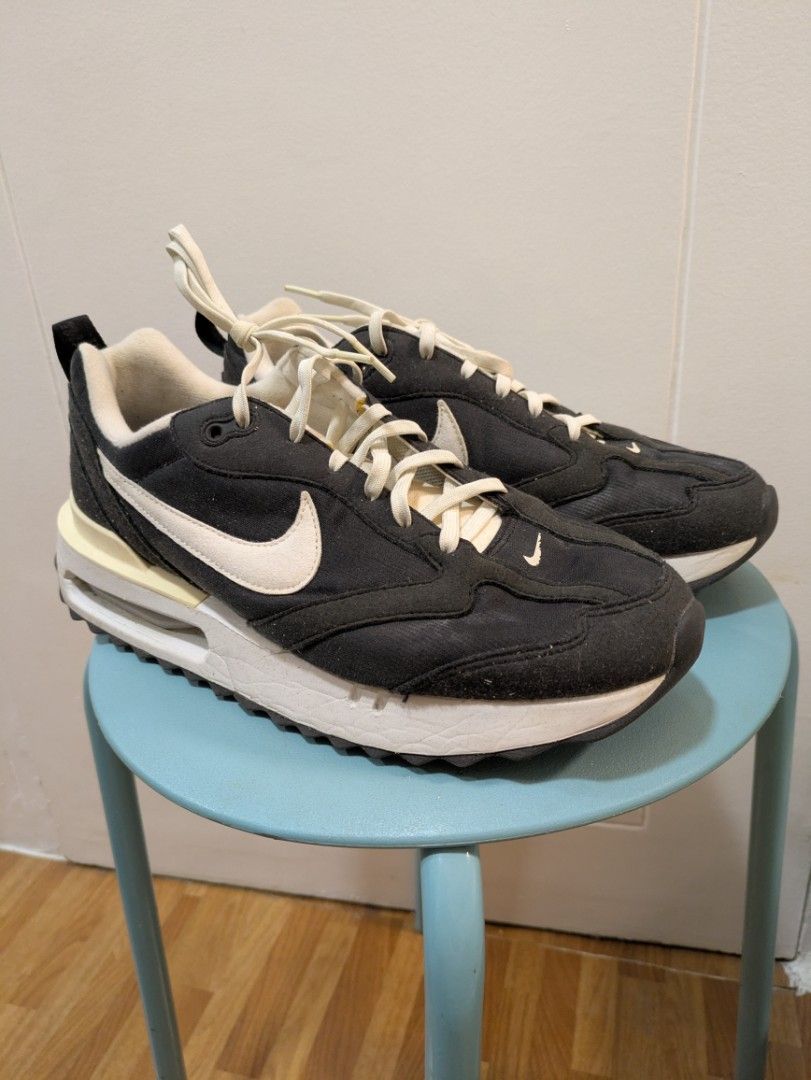 Nike Air Max Dawn (Category: Sneakers) located in Mandaluyong City. Submitted by cmsm030587 (Listing ID 1372586379, Image 1). Description: Nike Air Max Dawn Size 9 US Mens Shoes Only Condition 8/10 Rfs: declutter.