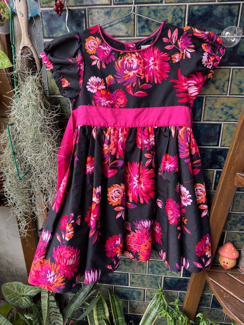 由 fifikao (刊登 ID 1372583372，圖片 1) 提交，位於 台北市 (Taipei) 的 二手良品/女童OSHKOSH 花朵蝴蝶結澎澎裙 (類別：嬰兒及兒童流行時尚)，說明：二手良品/有正常使用痕跡， 材質剪裁好澎裙摺痕漂亮，蝴蝶結腰圍顯瘦， 照片手指處有些許瑕疵不明顯～高標媽請繞道， 平放尺寸肩寬22cm,袖長9cm,腰圍27cm,全長60cm #澎澎裙 #顯色 #花朵 #正式場合 。