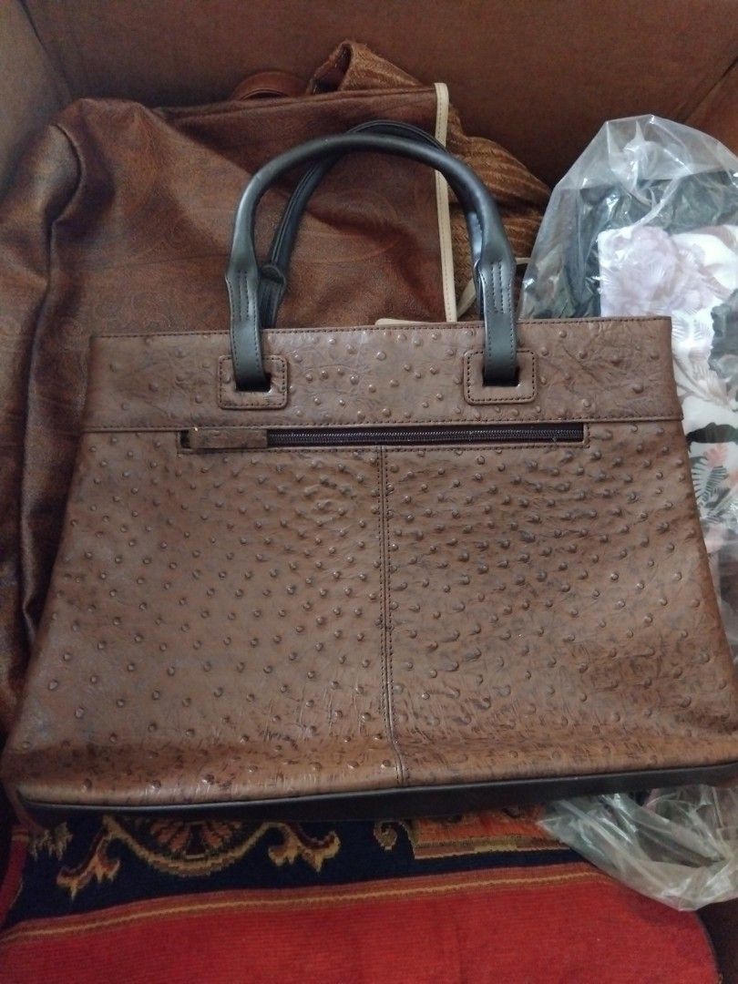 OSTRICH SKIN (Category: Tote Bags) located in Mandaue City. Submitted by vlard21 (Listing ID 1372492184, Image 3). Description: swipe for detailed photo.