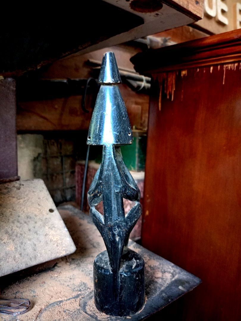 Patung kayu jadul (Kategori: Pajangan Antik) berada di Bandung. Dikirim oleh ciptawiguna (ID iklan 1372141915, Gambar 3). Deskripsi: Patung Totem Etnik Klasik – Pesona Warisan Budaya untuk Ruangan Anda Hadirkan nuansa keunikan dan kedalaman budaya ke dalam hunian atau ruang kerja Anda dengan patung totem etnik klasik ini. Terukir indah dari kayu gelap, patung ini memancarkan aura misteri dan kearifan yang tak lekang oleh waktu..