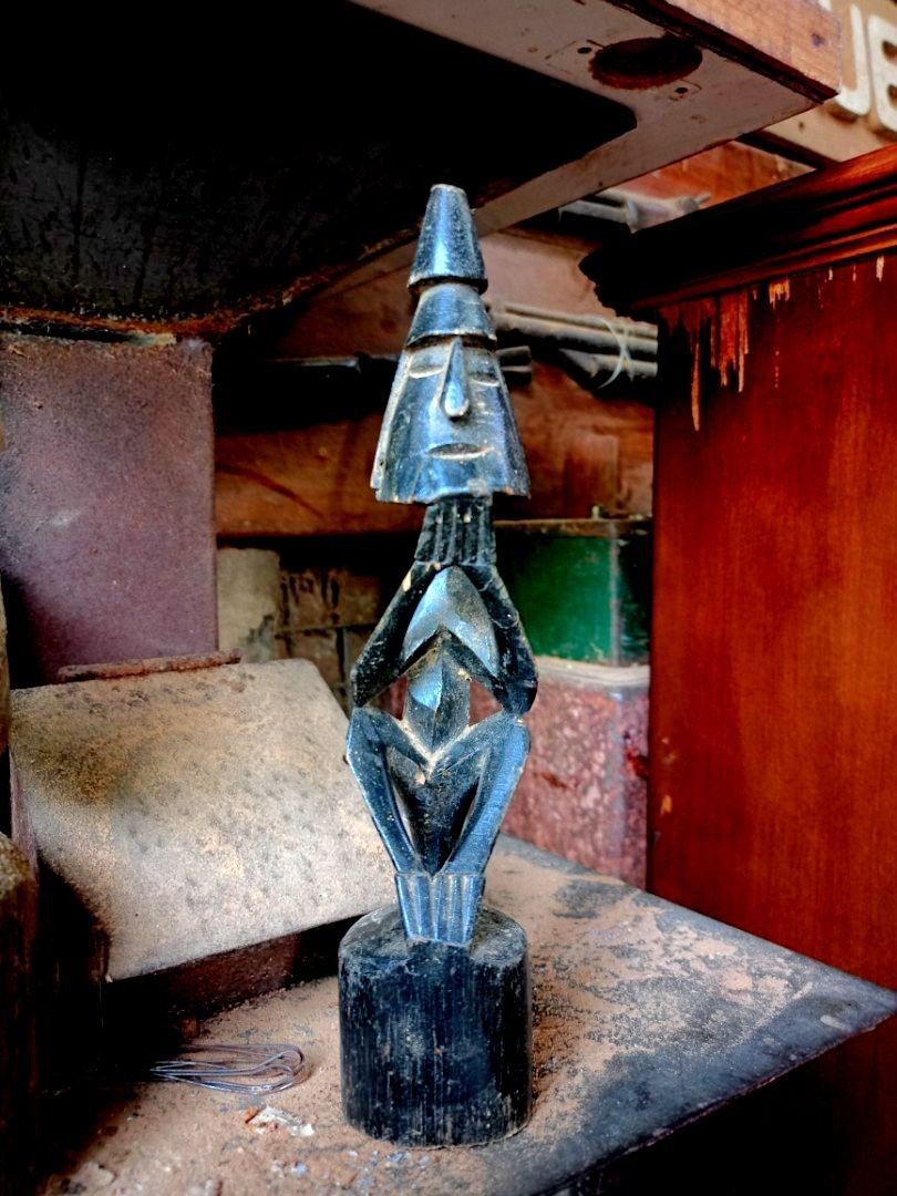 Patung kayu jadul (Kategori: Pajangan Antik) berada di Bandung. Dikirim oleh ciptawiguna (ID iklan 1372141915, Gambar 1). Deskripsi: Patung Totem Etnik Klasik – Pesona Warisan Budaya untuk Ruangan Anda Hadirkan nuansa keunikan dan kedalaman budaya ke dalam hunian atau ruang kerja Anda dengan patung totem etnik klasik ini. Terukir indah dari kayu gelap, patung ini memancarkan aura misteri dan kearifan yang tak lekang oleh waktu..