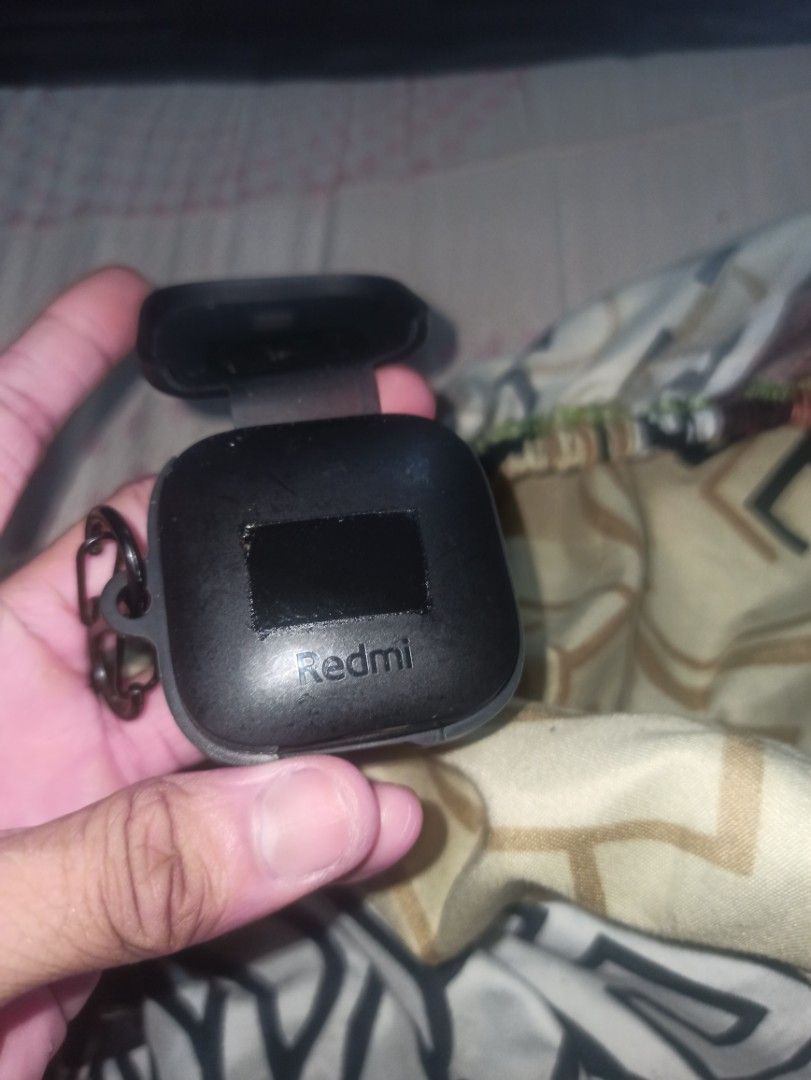 Redmi Buds 6 (Category: Earphones) located in Quezon. Submitted by rorince04 (Listing ID 1372592077, Image 3). Description: issue scratch with charger cord and daptor Taguig area.