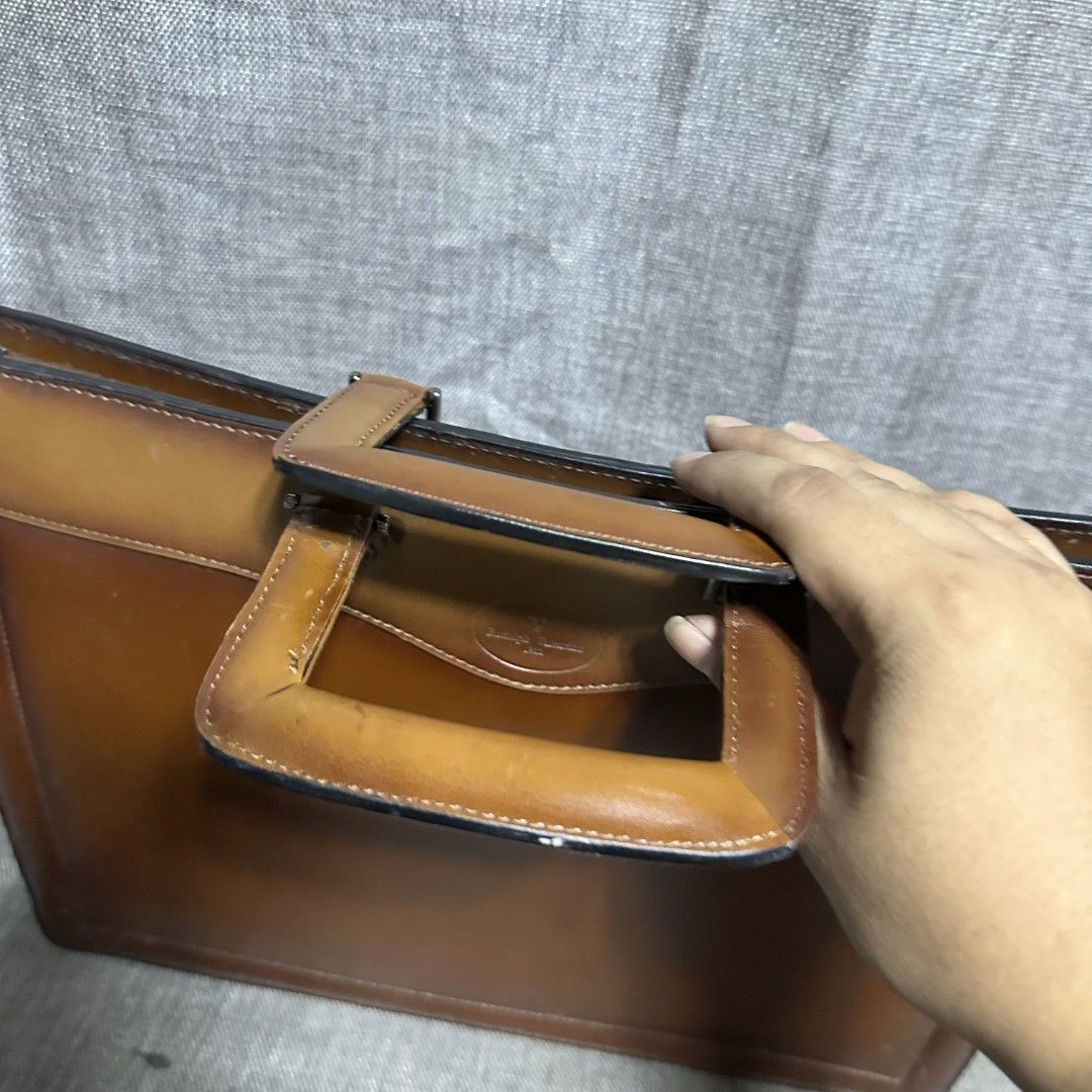 Rudolph Valentino document bag (Category: Luxury Bags & Wallets) located in Manila. Submitted by greyinfash06839 (Listing ID 1372622249, Image 3). Description: 🤍Item: Rudolph Valentino document bag 🤍Brand: Rudolph Valentino 🤍Matirial: Leather 🤍Quality: Original 🤍color: Brown 🤍Size: Large 🤍Dimension. H: 11 L: 15 W: 3 🤍Sex: For Men 🤍Issue: Sign of use 🤍Condition Rate: 8/10 🤍Other info:.